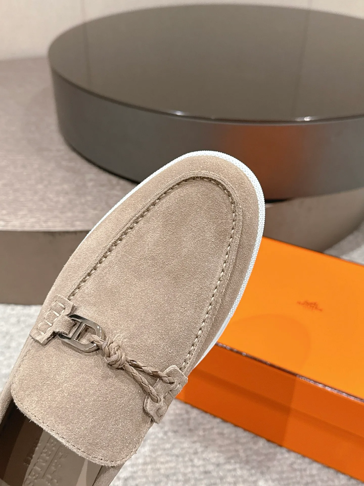 【ΗERMES】 P:540💰 Size: 39-45 (45.46. Customized) Hermes Men's Slip-on Loafers Lgnacio Series Couple's Loafers Casual Sports Shoes Original Purchase Development Made Goods This calfskin loafer is decorated with leather braiding and "Chaine d'Ancre" buckle. Fashionable nautical style loafers, ideal for land and seaside. Exquisite packaging at the delivery counter 🛍📦 Fabric: Original customized imported first-layer cowhide/cow suede Lining: Imported soft cowhide lining Sole: Original molded non-slip TPU material Bottom thickness: 2CM